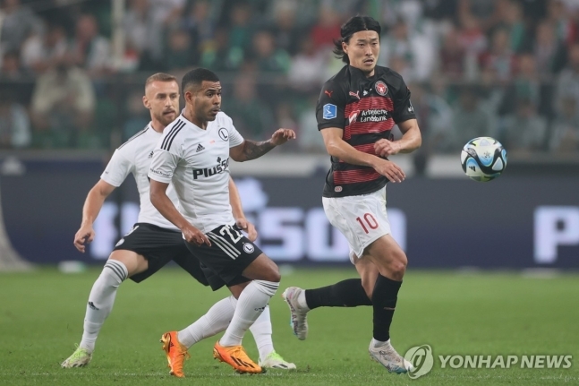 덴마크 프로축구 미트윌란 공격수 조규성(오른쪽)의 경기 모습. EPA 연합뉴스