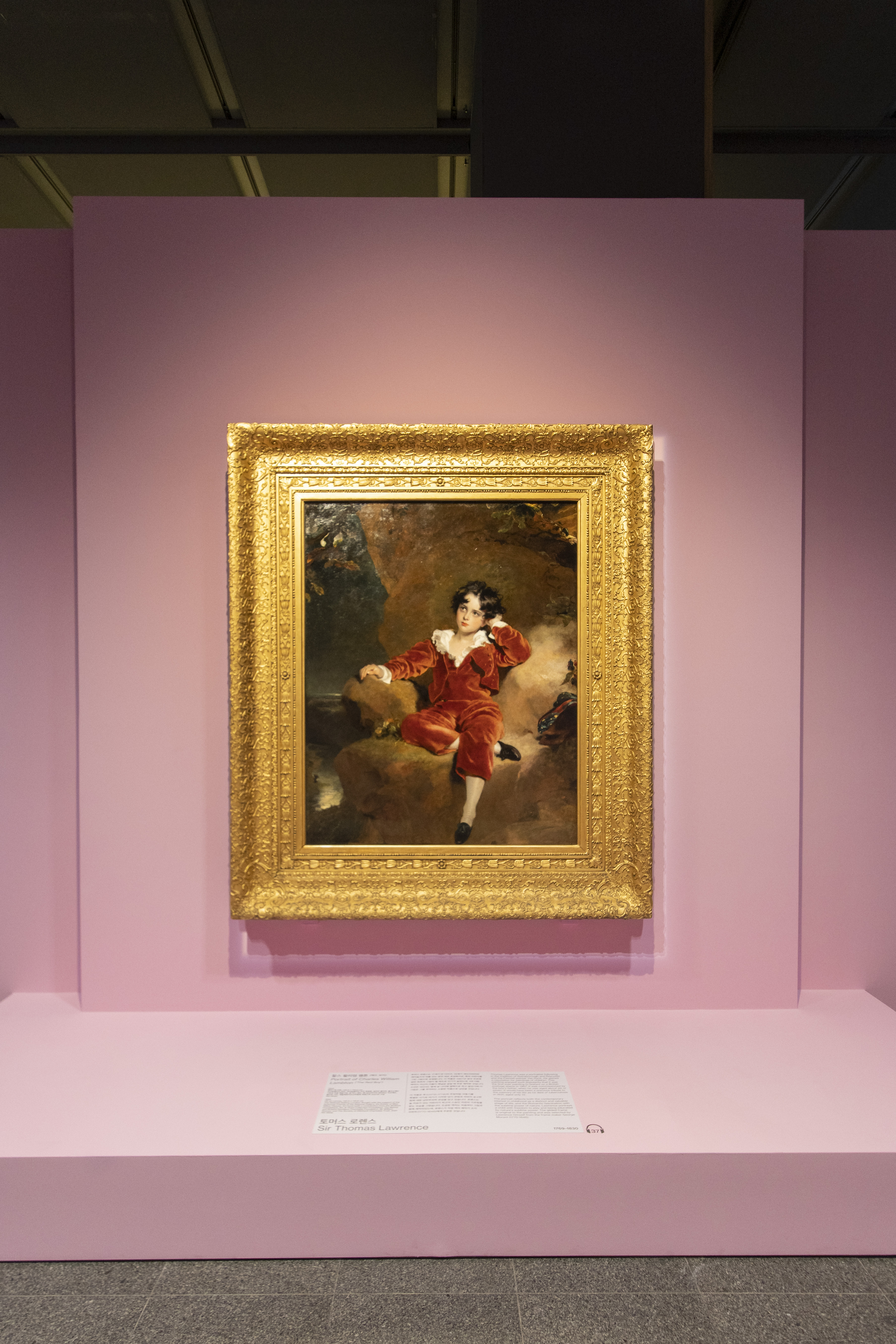 국립중앙박물관 ‘거장의 시선, 사람을 향하다’에서 찰스 윌리엄 램튼을 그린 그림이 조명을 받고 있다.