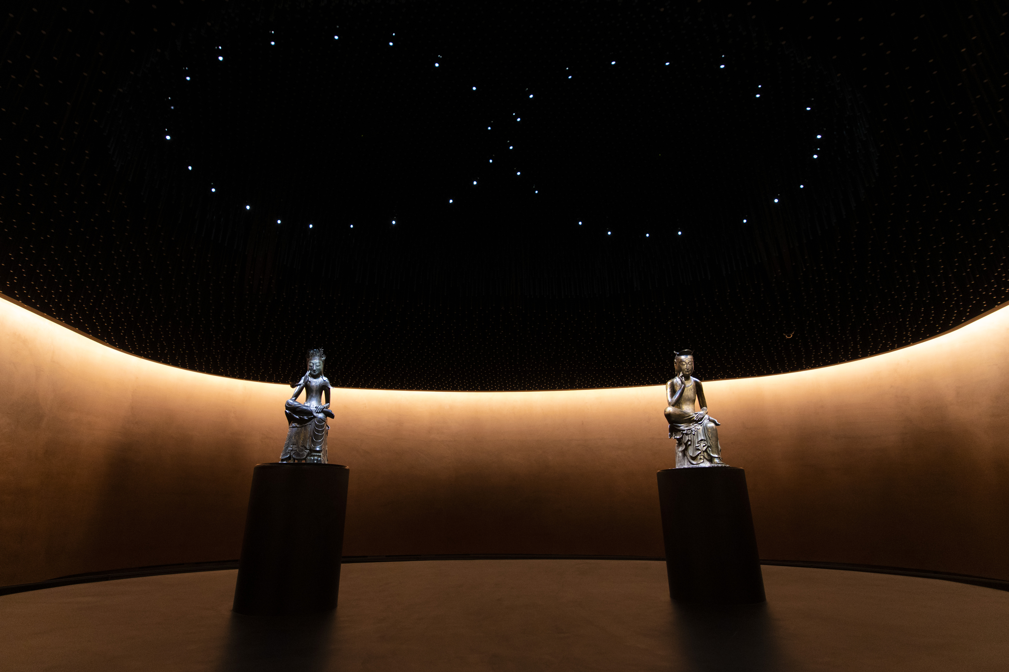 2021년 서울 용산구 국립중앙박물관에 개관한 ‘사유의 방’은 어두운 공간에서 반가사유상 2점을 집중해 비추는 조명이 오롯이 유물에 집중하게 만든다.