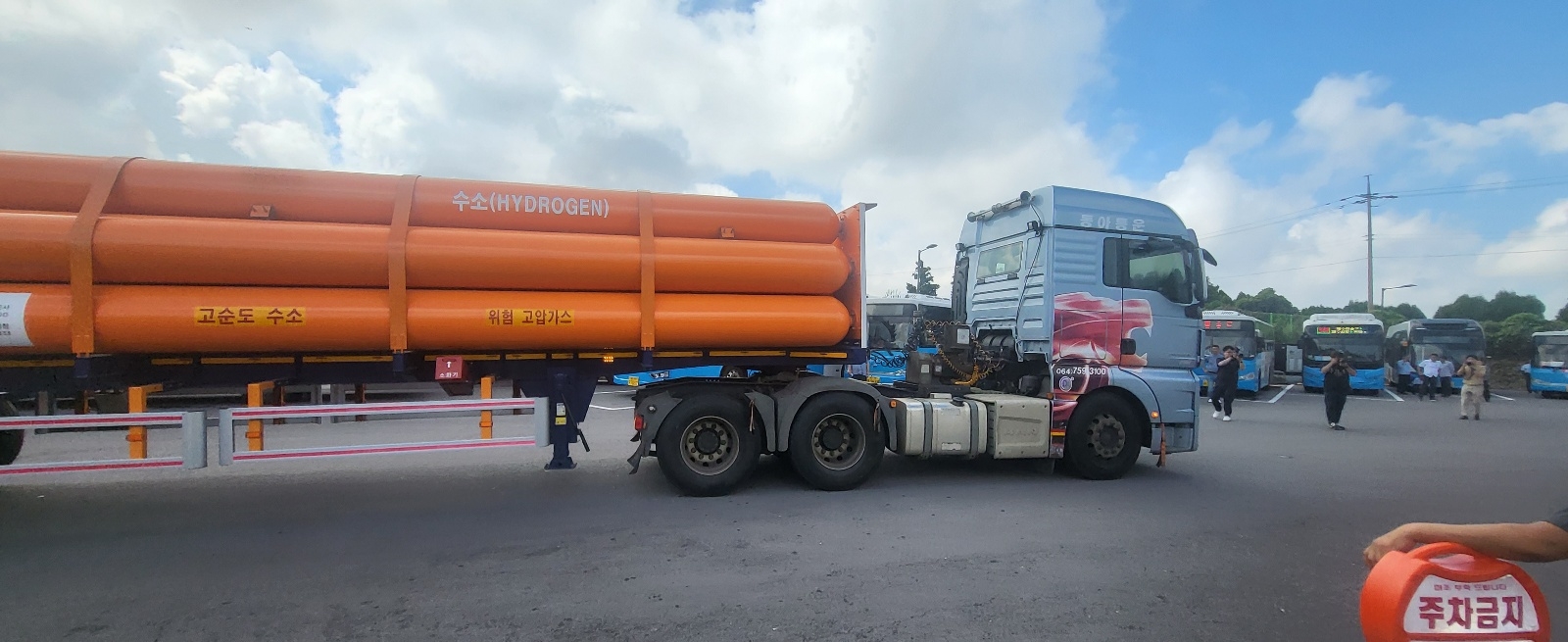 제주시 조천읍 함덕 그린수소 충전소에 튜브 트레일러 트럭이 그린수소를 싣고 들어오고 있다. 제주 강동삼 기자