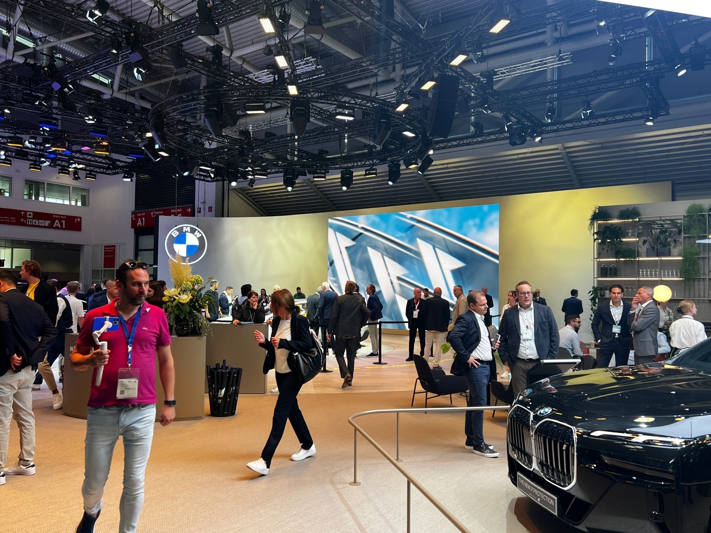 독일 뮌헨 메세에 차려진 BMW그룹의 전시 부스 현장은 전날 공개된 차세대 콘셉트카 ‘노이어클라세’에 관심이 집중됐다.  뮌헨 오경진 기자