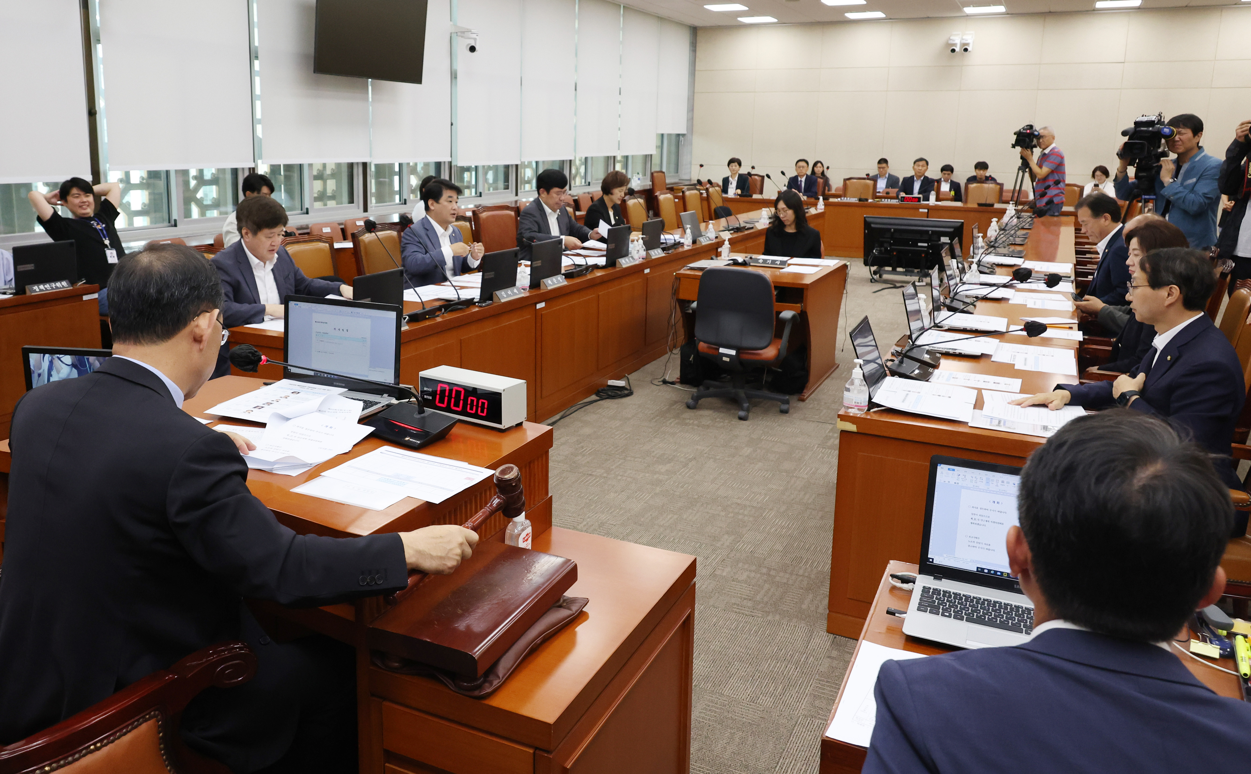 4일 국회에서 열린 연금개혁특별위원회 전체회의에서 주호영 위원장이 의사봉을 두드리고 있다. 연합뉴스