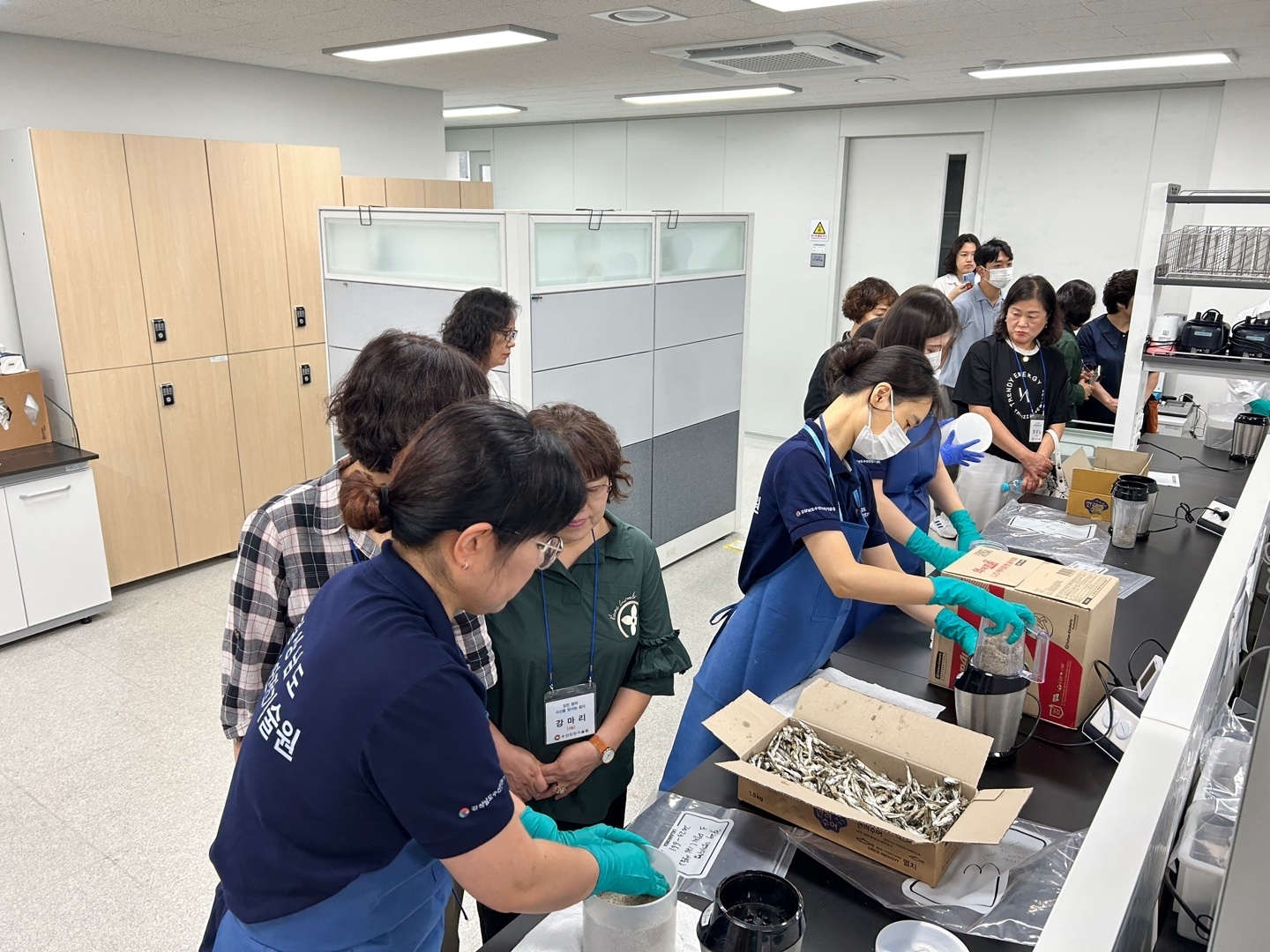 경남 수산물안전기술원이 생산단계 수산물 방사능 검사를 하기 위해 시료를 채취한 뒤 검사 장비인 감마핵종 분석기에 넣어 분석할 수 있도록 시료처리 작업을 하고 있다. 경남도 제공