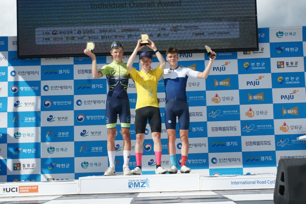 뚜르 드 디엠지 2023 국제청소년 도로 자전거 대회 개인 종합 우승을 차지한 헨리 네프(가운데), 2위 카스트 아이마(왼쪽), 3위 캐스퍼 보르맨스(오른쪽)가 기념 촬영을 하고 있다. 대한자전거연맹 제공