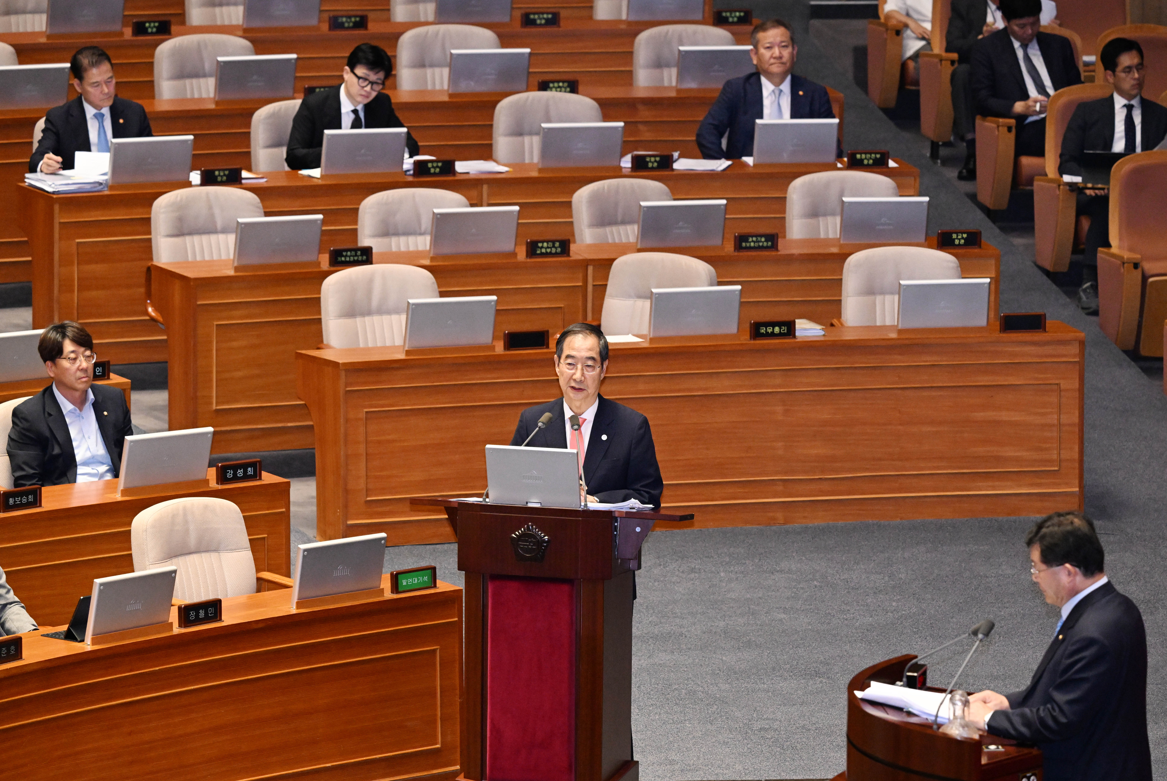 한덕수 국무총리가 국회 대정부질문 첫날인 5일 정치 분야에서 설훈 더불어민주당 의원의 질의에 답변하고 있다. 국무위원석에서 김영호(왼쪽부터) 통일부 장관, 한동훈 법무부 장관, 이상민 행정안전부 장관도 답변을 준비하고 있다. 안주영 전문기자