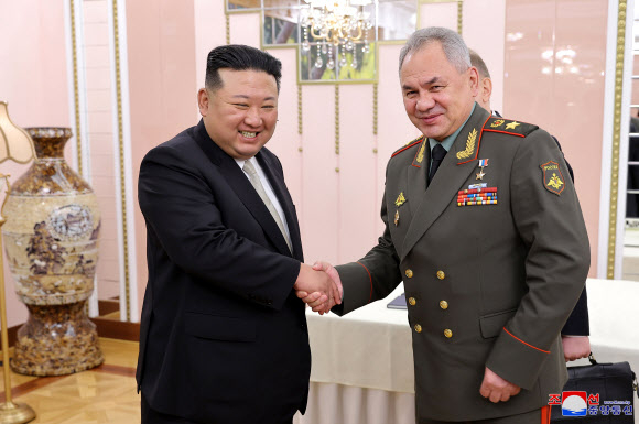 김정은 북한 국무위원장이 2023년 7월 정전협정 70주년 행사가 열린 평양에서 세르게이 쇼이구 러시아 국방장관과 악수를 나누고 있다. 연합뉴스