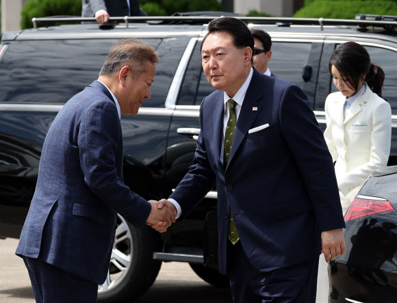 행안부 장관과 인사하는 윤석열 대통령