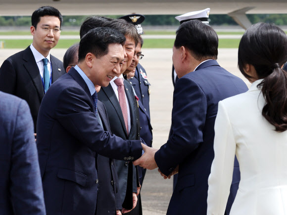 국민의힘 김기현 대표와 악수하는 윤석열 대통령