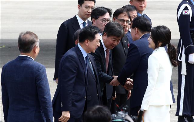 인사 나누는 윤석열 대통령