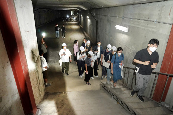 서울시청 관계자들이 5일 시청역과 을지로입구역 사이의 지하 2층 미개방 공간을 취재진에게 미리 공개하고 있다. 시는 오는 8일부터 23일까지 시민에게 40년 만에 서울광장 13m 아래 이 공간을 선보인다고 밝혔다. 시는 이곳을 어떻게 효율적으로 활용할지에 대해 시민의 아이디어를 직접 제안받는다. 서울시 제공