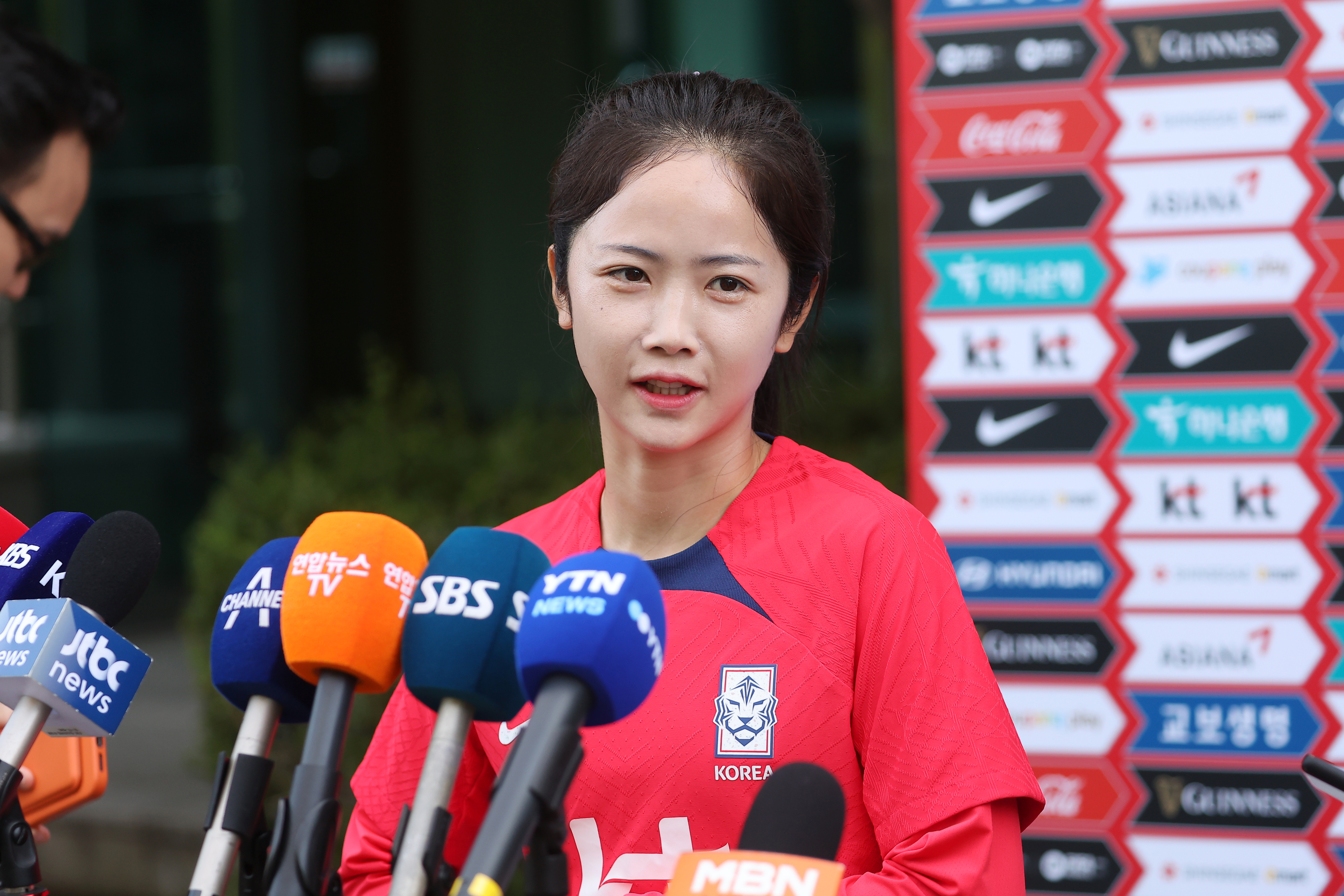 훈련 전 기자회견 하는 여자축구 이민아