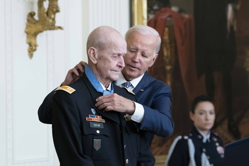 조 바이든(오른쪽) 미국 대통령이 5일(현지시간) 백악관에서 베트남전 참전 용사 래리 테일러 예비역 대위에게 명예 훈장을 수여하고 있다. 워싱턴DC UPI 연합뉴스