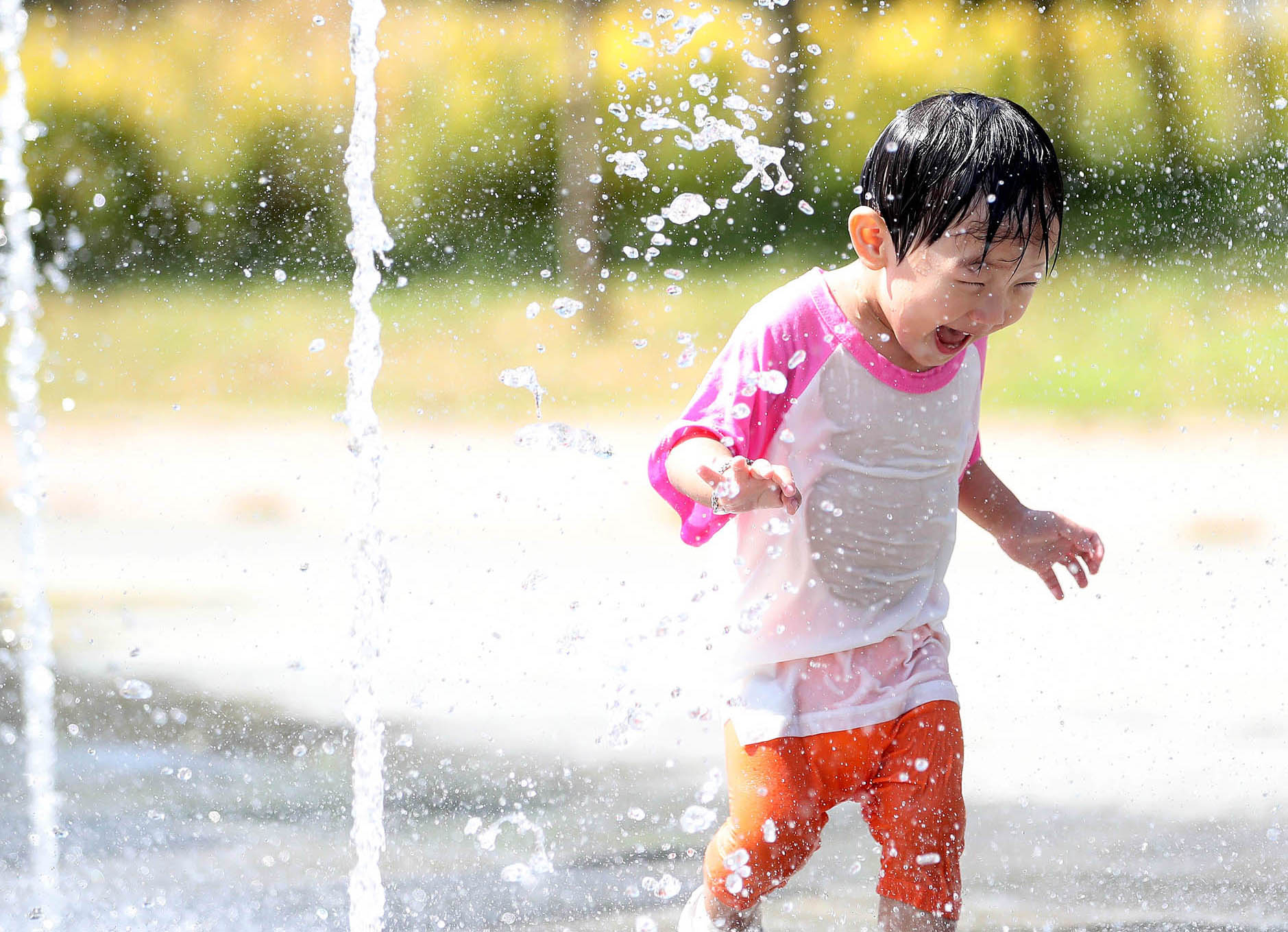 낮 기온이 30도를 넘는 무더위가 이어지는 6일 광주광역시 북구 신용근린공원 바닥 분수에서 어린이들이 물놀이를 하고 있다. 광주 뉴시스