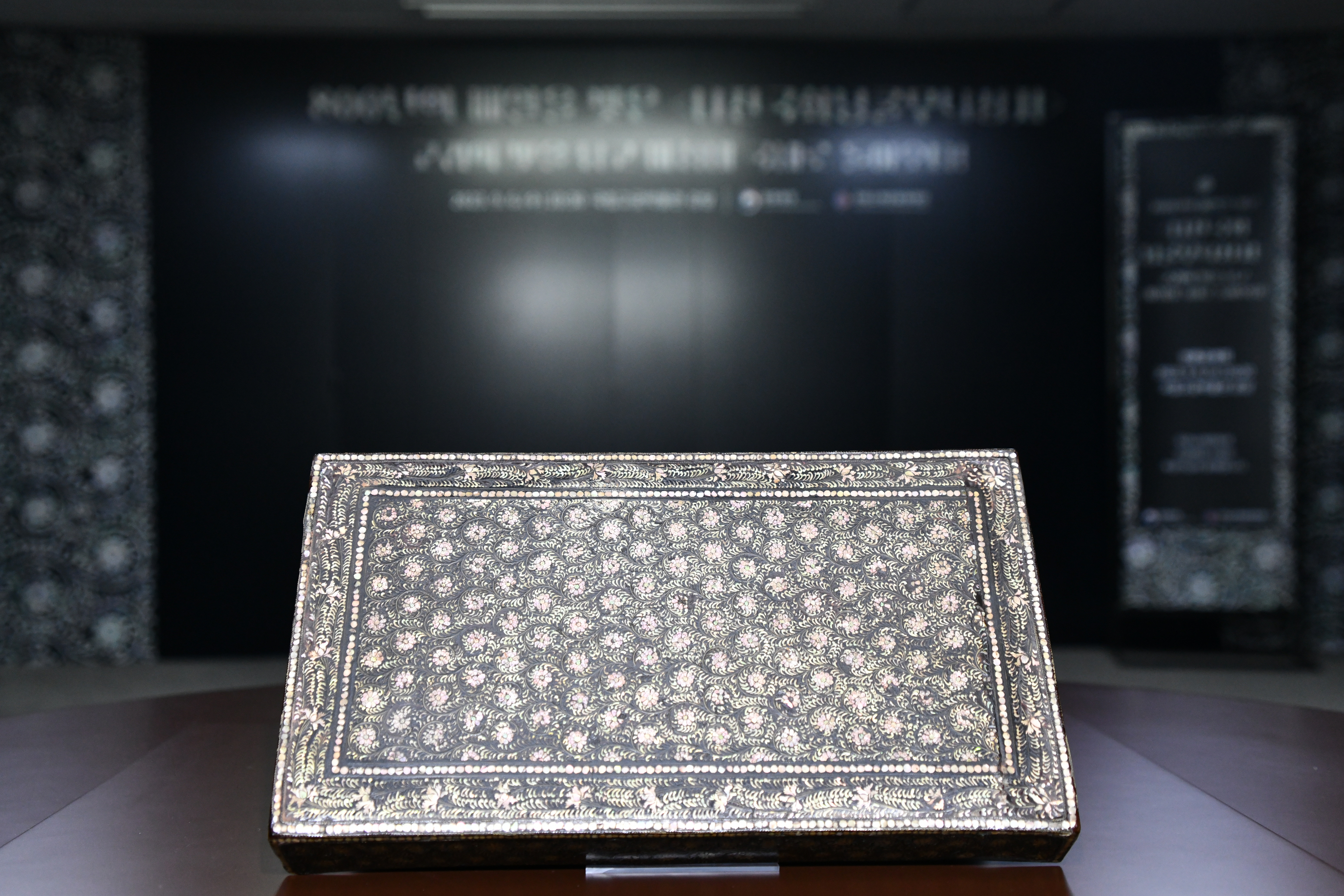 6일 서울 종로구 국립고궁박물관에서 고려 나전칠기 ‘나전국화넝쿨무늬상자’가 공개됐다. 문화재청 제공