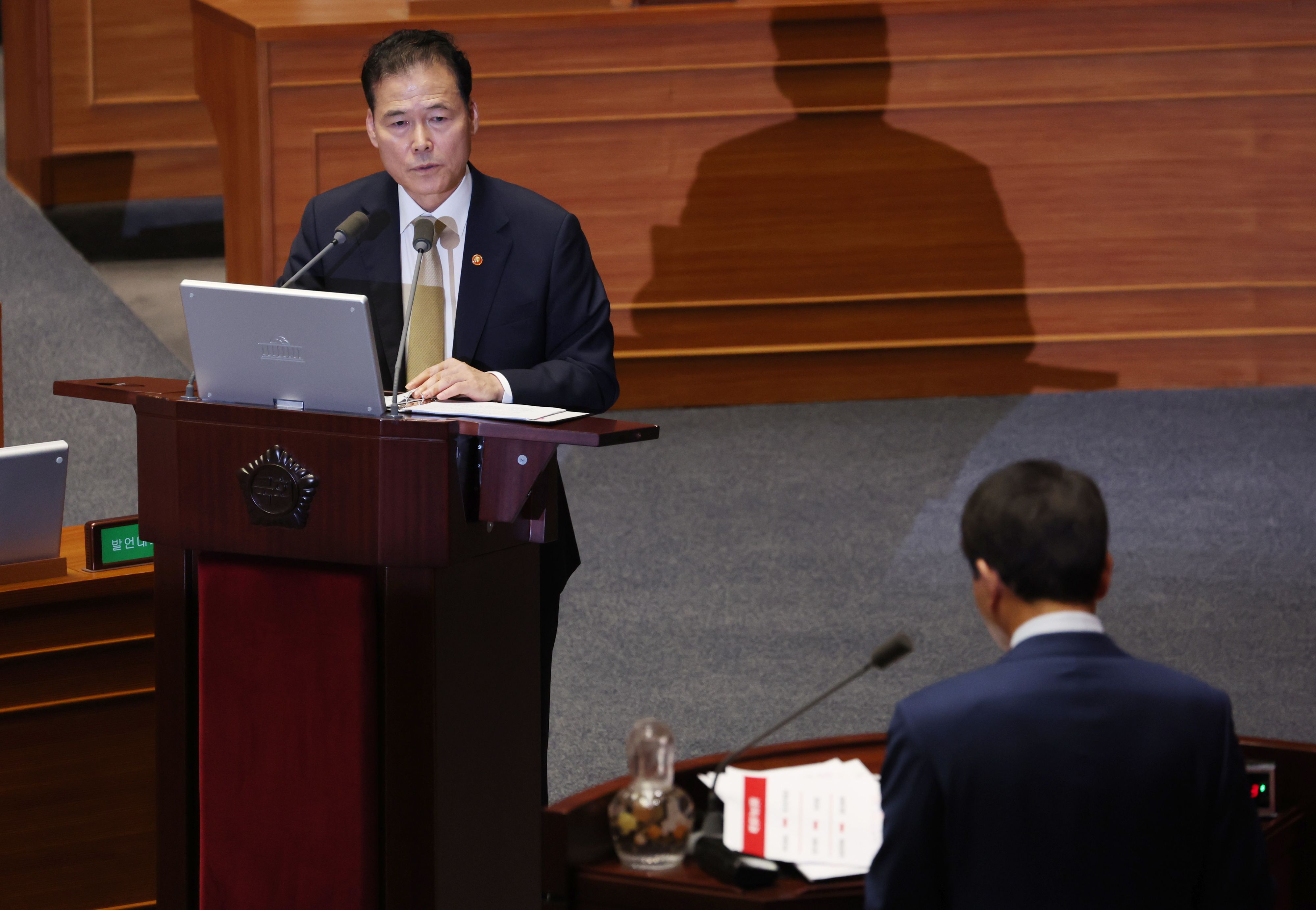 김영호 통일부 장관이 6일 국회에서 열린 본회의 대정부질문에 출석, 의원 질의에 답하고 있다.  연합뉴스