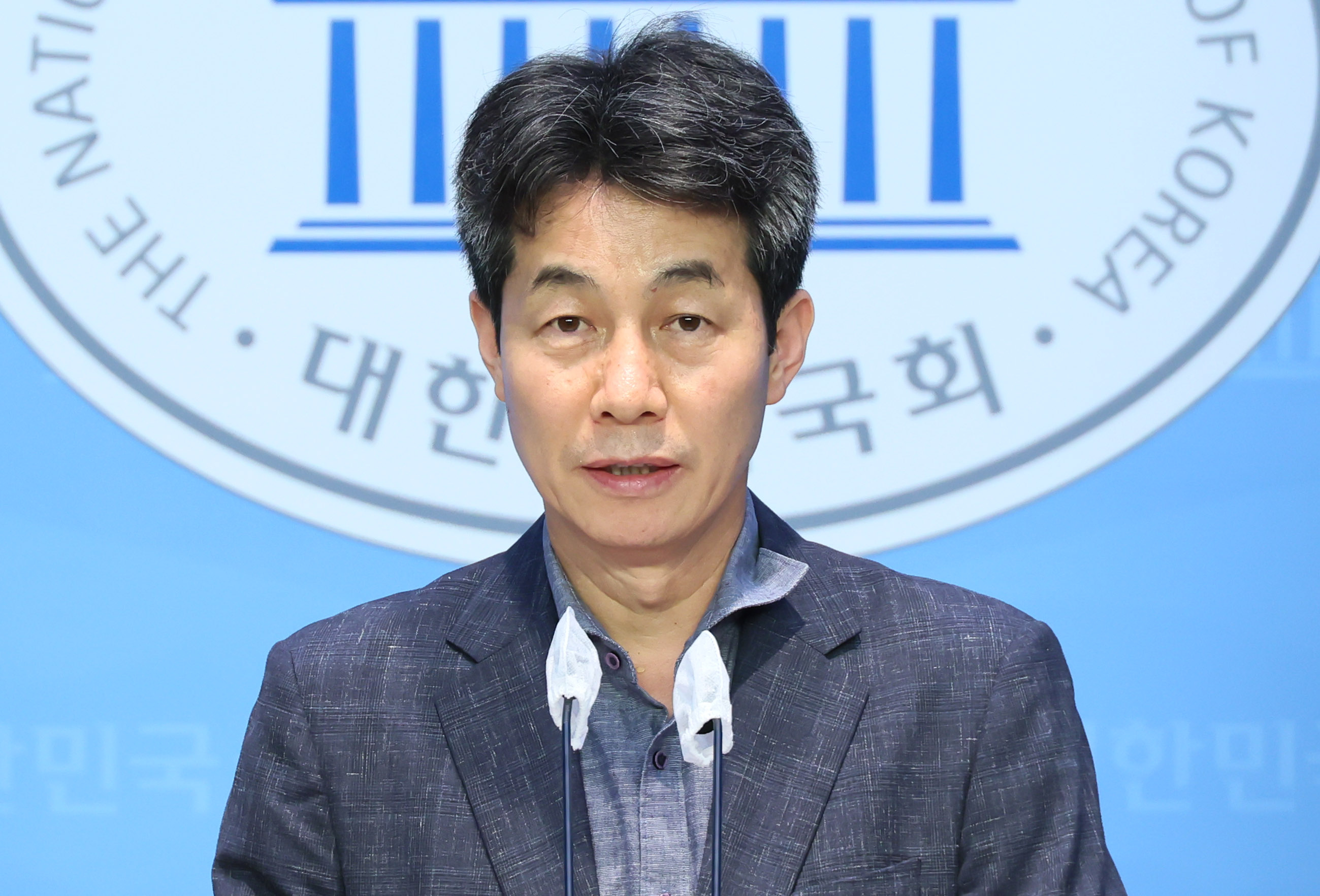 더불어민주당 윤건영 의원이 6일 국회 소통관에서 박민식 국가보훈부 장관의 문재인 전 대통령 부친 발언과 관련해 법적 조치 계획을 브리핑하고 있다. 연합뉴스