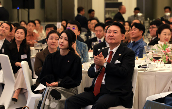 아세안(ASEAN·동남아시아국가연합) 정상회의 참석차 인도네시아를 방문 중인 윤석열 대통령과 김건희 여사가 5일(현지시간) 자카르타 시내 한 호텔에서 열린 인도네시아 동포 초청 만찬 간담회에서 다문화가정 합창단 ‘무지개 합창단’의 문화공연을 관람하며 박수치고 있다. 2023.9.6. 공동취재