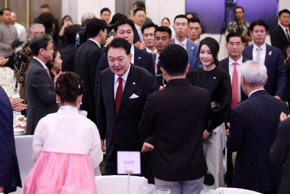 동아시아국가연합(아세안·ASEAN) 정상회의 참석차 인도네시아를 방문 중인 윤석열 대통령과 김건희 여사가 5일(현지시간) 자카르타 시내 한 호텔에서 열린 인도네시아 동포 초청 만찬 간담회에 입장하고 있다. 2023.9.5 연합뉴스