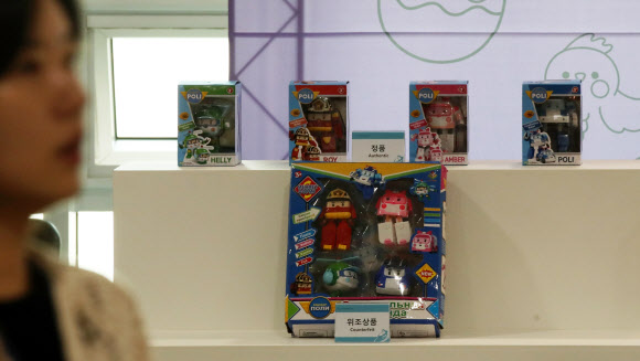 K-브랜드 위조상품 전시회·세미나가 열린 6일 오전 서울 여의도 국회 의원회관 로비에 정품과 위조상품이 전시되어 있다. 2023.09.06. 뉴시스