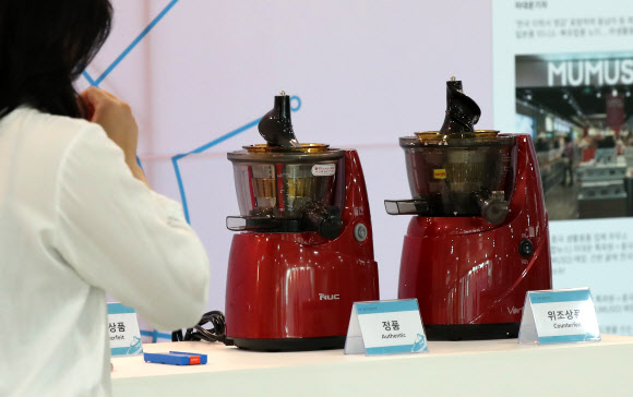 K-브랜드 위조상품 전시회·세미나가 열린 6일 오전 서울 여의도 국회 의원회관 로비에 정품과 위조상품이 전시되어 있다. 2023.09.06. 뉴시스