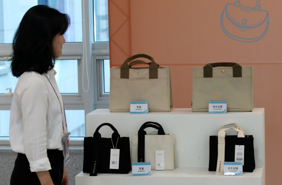 K-브랜드 위조상품 전시회·세미나가 열린 6일 오전 서울 여의도 국회 의원회관 로비에 정품과 위조상품이 전시되어 있다. 2023.09.06. 뉴시스