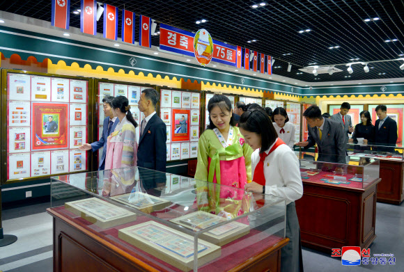 북한은 정권수립 75주년(9ㆍ9절)을 앞두고 공화국 창건 초기부터 지난 75년 동안의 국가건설업적과 정치, 군사, 경제, 문화 등 다양한 분야에서 이룩한 성과들을 주제로 한 우표전시회가 지난 5일 조선우표박물관에서 개막됐다고 조선중앙통신이 6일 보도했다. 2023.9.6. 평양 조선중앙통신 연합뉴스