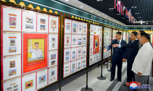 북한은 정권수립 75주년(9ㆍ9절)을 앞두고 공화국 창건 초기부터 지난 75년 동안의 국가건설업적과 정치, 군사, 경제, 문화 등 다양한 분야에서 이룩한 성과들을 주제로 한 우표전시회가 지난 5일 조선우표박물관에서 개막됐다고 조선중앙통신이 6일 보도했다. 2023.9.6. 평양 조선중앙통신 연합뉴스