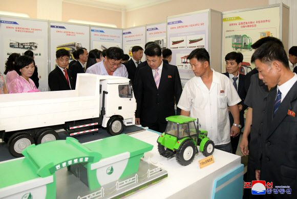 북한은 정권 수립 75주년(9ㆍ9절)을 앞두고 지난 5일 중앙산업미술국 산업미술전시장에서 ‘중앙산업미술전시회’가 개막됐다고 조선중앙통신이 6일 보도했다. 2023.9.6. 평양 조선중앙통신 연합뉴스