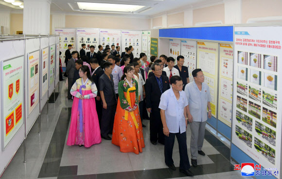 북한은 정권 수립 75주년(9ㆍ9절)을 앞두고 지난 5일 중앙산업미술국 산업미술전시장에서 ‘중앙산업미술전시회’가 개막됐다고 조선중앙통신이 6일 보도했다. 2023.9.6. 평양 조선중앙통신 연합뉴스