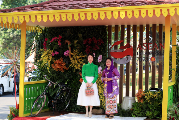 아세안 정상회의 배우자 프로그램에 참가한 김건희 여사가 6일(현지시간) 자카르타 따만 미니 민속공원에서 인도네시아 이리아나 여사와 기념 촬영을 하고 있다.  2023.9.6. 공동취재