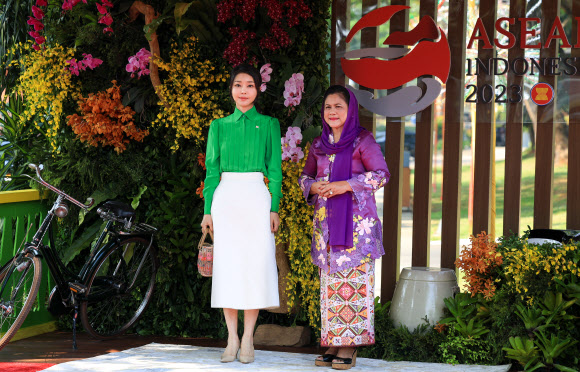 아세안 정상회의 배우자 프로그램에 참가한 김건희 여사가 6일(현지시간) 자카르타 따만 미니 민속공원에서 인도네시아 이리아나 여사와 기념 촬영을 하고 있다.  2023.9.6. 공동취재