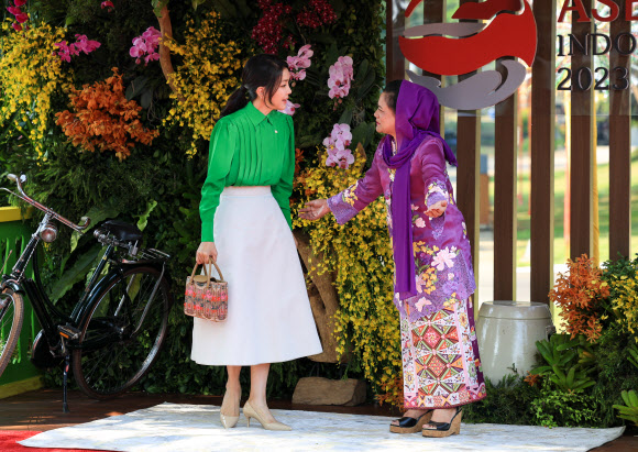 아세안 정상회의 배우자 프로그램에 참가한 김건희 여사가 6일(현지시간) 자카르타 따만 미니 민속공원에서 인도네시아 이리아나 여사의 영접을 받고 있다.   2023.9.6. 공동취재