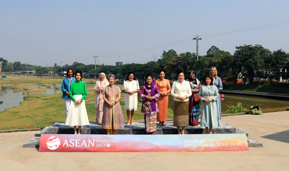 아세안 정상회의 배우자 프로그램에 참가한 김건희 여사가 6일(현지시간) 자카르타 따만 미니 민속공원에서 인도네시아 이리아나 여사 등 각국의 정상 배우자들과 기념촬영을 하고 있다.   2023.9.6. 공동취재