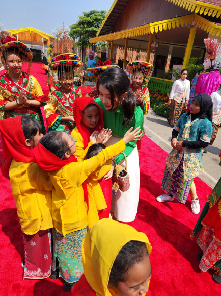 윤석열 대통령 부인 김건희 여사가 6일(현지시간) 아세안 정상회의 배우자 프로그램으로 자카르타 따만 미니 민속공원을 방문해 아이들과 인사하고 있다. 2023.09.06. 대통령실 제공