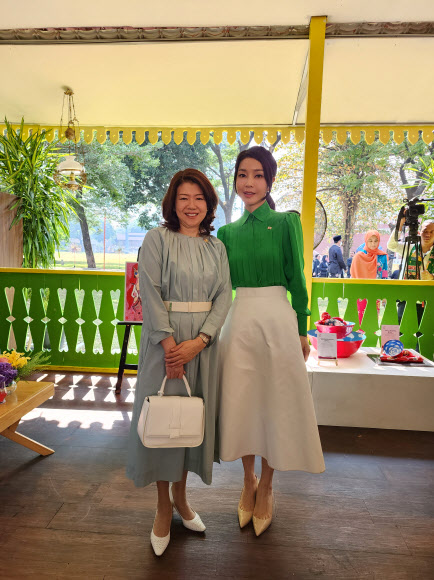 아세안 정상회의 배우자 프로그램에 참가한 김건희 여사가 6일(현지시간) 자카르타 따만 미니 민속공원에서 일본 기시다 유코 여사와 기념 사진을 찍고 있다.  2023.9.6. 대통령실 제공