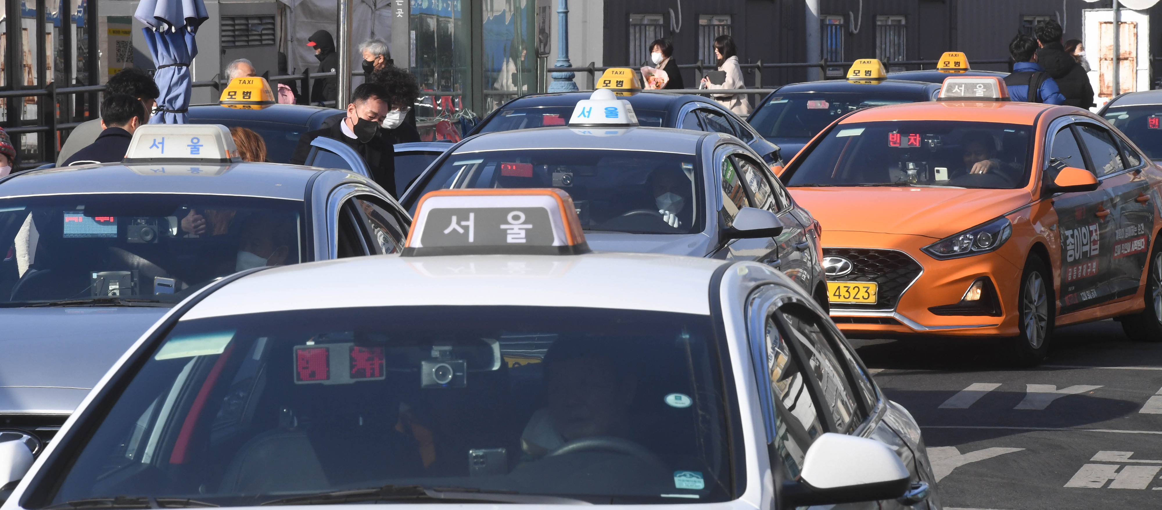 서울 용산구 서울역 택시 승강장에 택시들이 탑승객을 태우기 위해 들어서는 모습.   홍윤기 기자