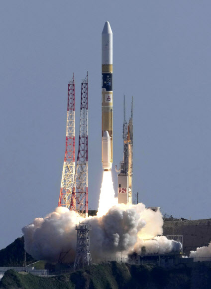 7일 오전 8시 42분쯤 일본 규슈 가고시마현 다네가시마(種子島) 우주센터에서 달 착륙선 ‘슬림’(SLIM)을 탑재한 H2A 로켓 47호가 쏘아 발사되고 있다. 2023.9.7 교도 AP 연합뉴스