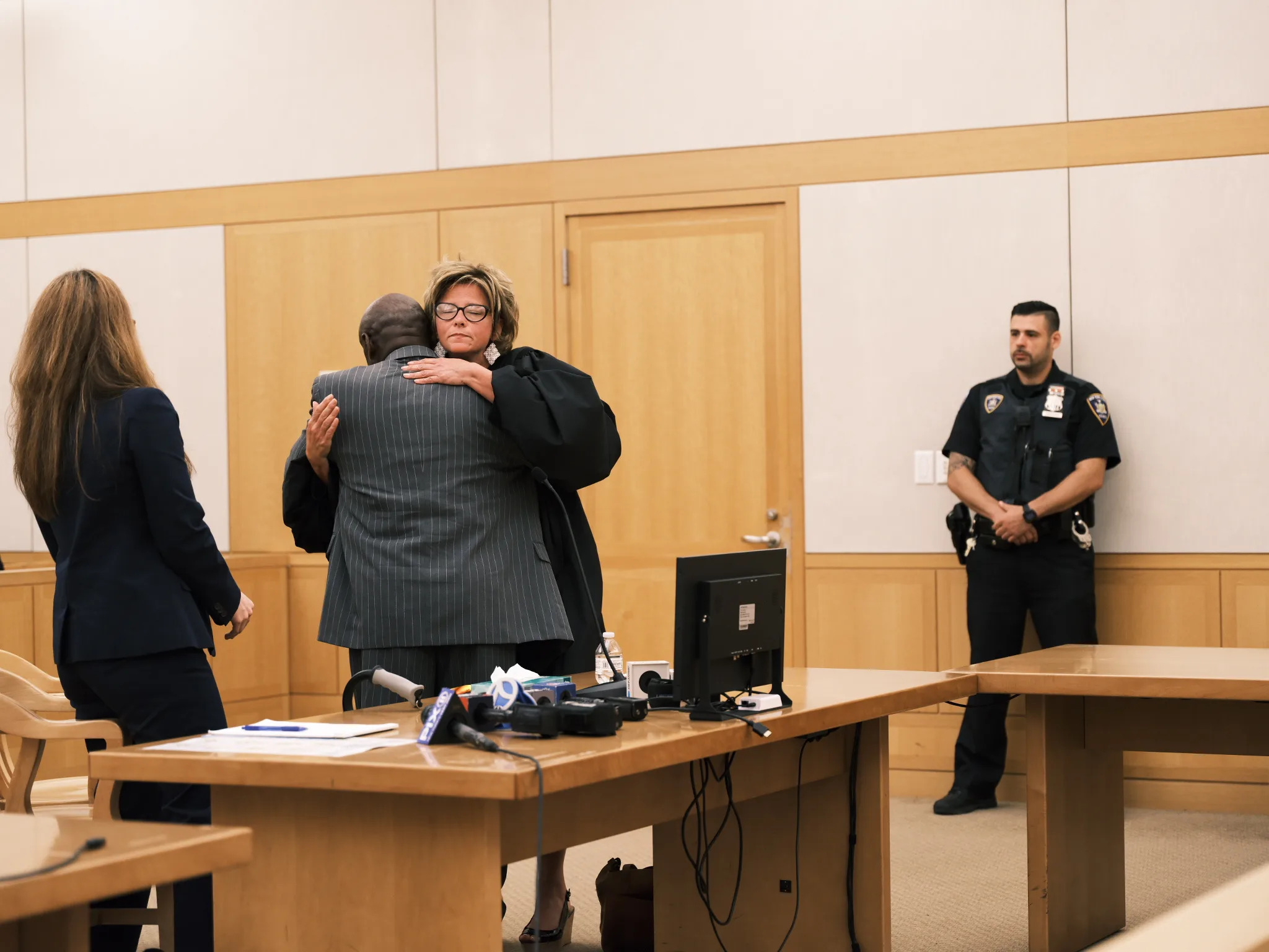 강간 혐의로 유죄 판결을 받은 레너드 맥(72)이 약 50년 만에 무죄를 선고받았다. 사진은 판사와 맥이 포옹하는 장면. Innocence Project