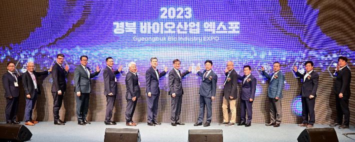 7일 이철우(오른쪽에서 여섯번째) 경북지사를 비롯한 ‘2023 경북 바이오산업엑스포’ 관계자들이 개막 행사를 갖고 있다. 경북도 제공