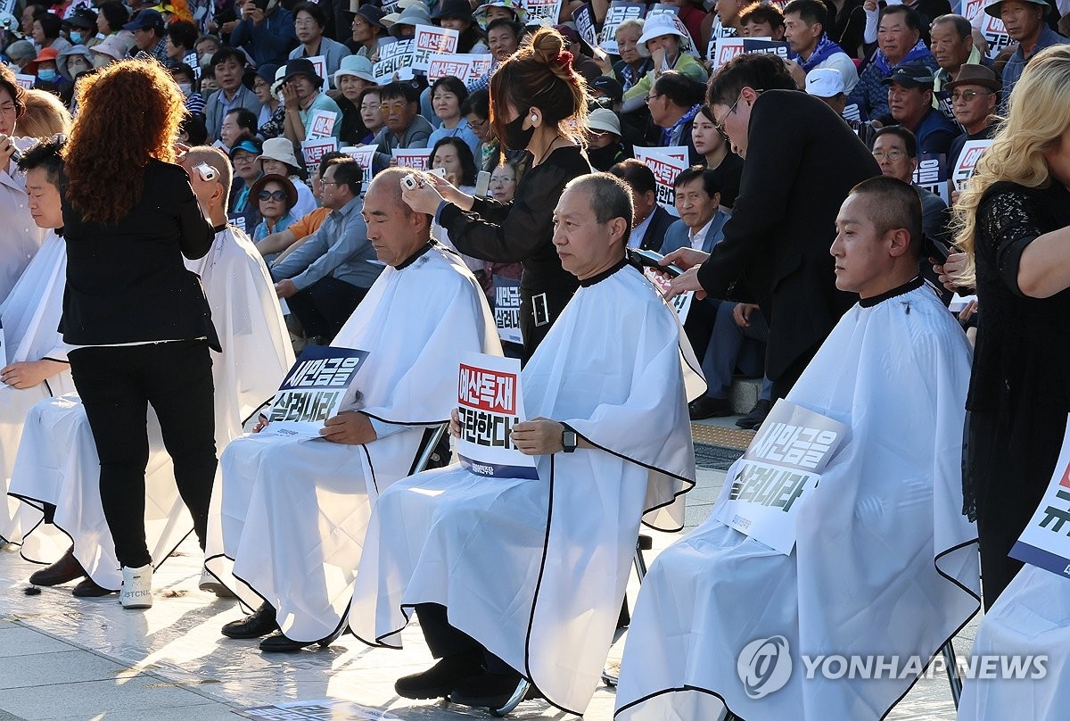 전북에 지역구를 둔 민주당 국회의원 6명이 정부의 새만금 SOC 예산 삭감을 규탄하며 삭발을 하고 있다.연합뉴스 제공