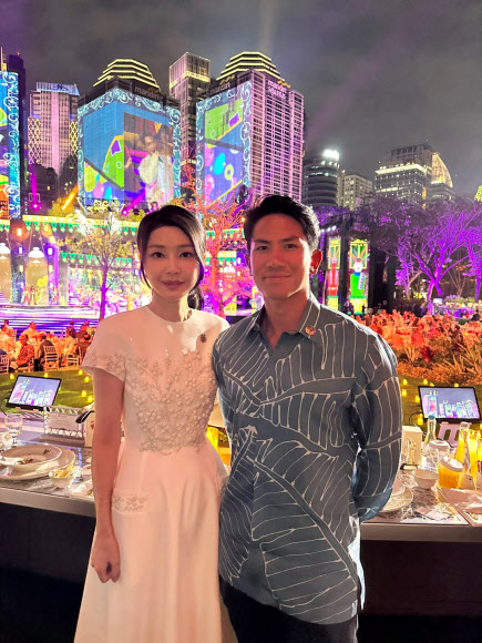 윤석열 대통령 부인 김건희 여사가 6일(현지시간) 자카르타 겔로라 봉 카르노 경기장 인근 공원에서 열린 아세안 정상회의 갈라 만찬에서 브루나이 압둘 마틴 왕자와 기념촬영하고 있다. 2023.9.7 공동취재