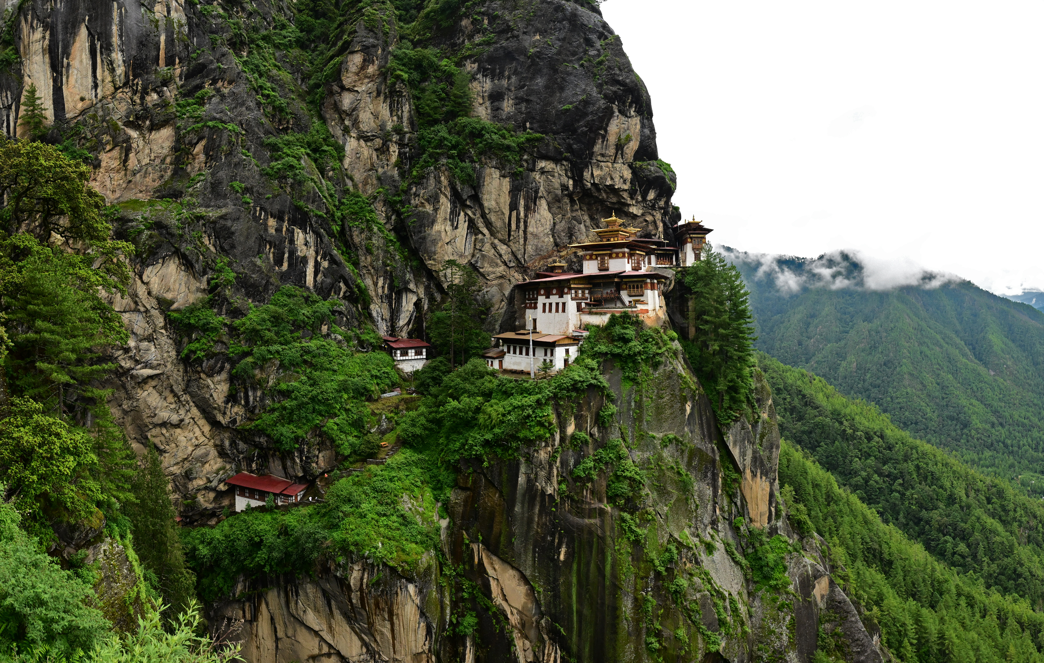 부탄 사람들의 정신적 지주 구실을 하는 탁상 곰파 사원. 거대한 바위 절벽에 아슬아슬하게 걸쳐 있다. 부탄 사람들은 이 사원에서 부탄과 부탄의 불교가 비롯됐다고 믿는다.