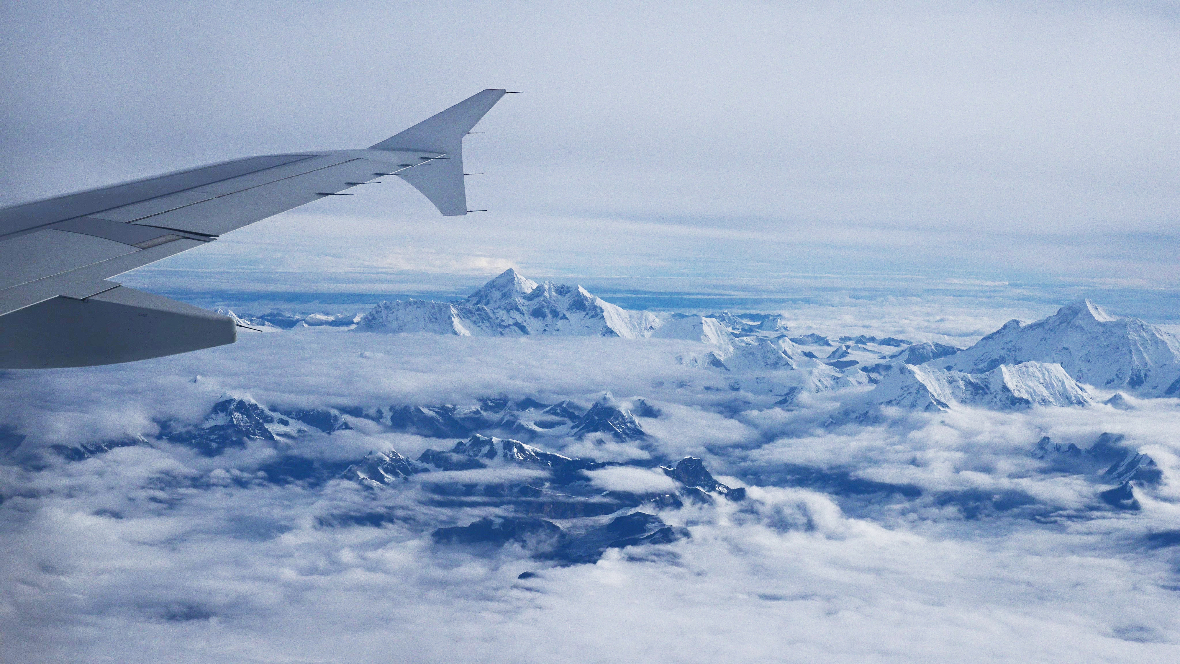 하늘에서 본 히말라야산맥. 비행기 날개 끝 바로 아래 있는 피라미드 모양의 봉우리가 지구 최고봉(8848m) 에베레스트다. 부탄 파로 공항을 오가는 길엔 이처럼 극적인 풍경이 함께한다.