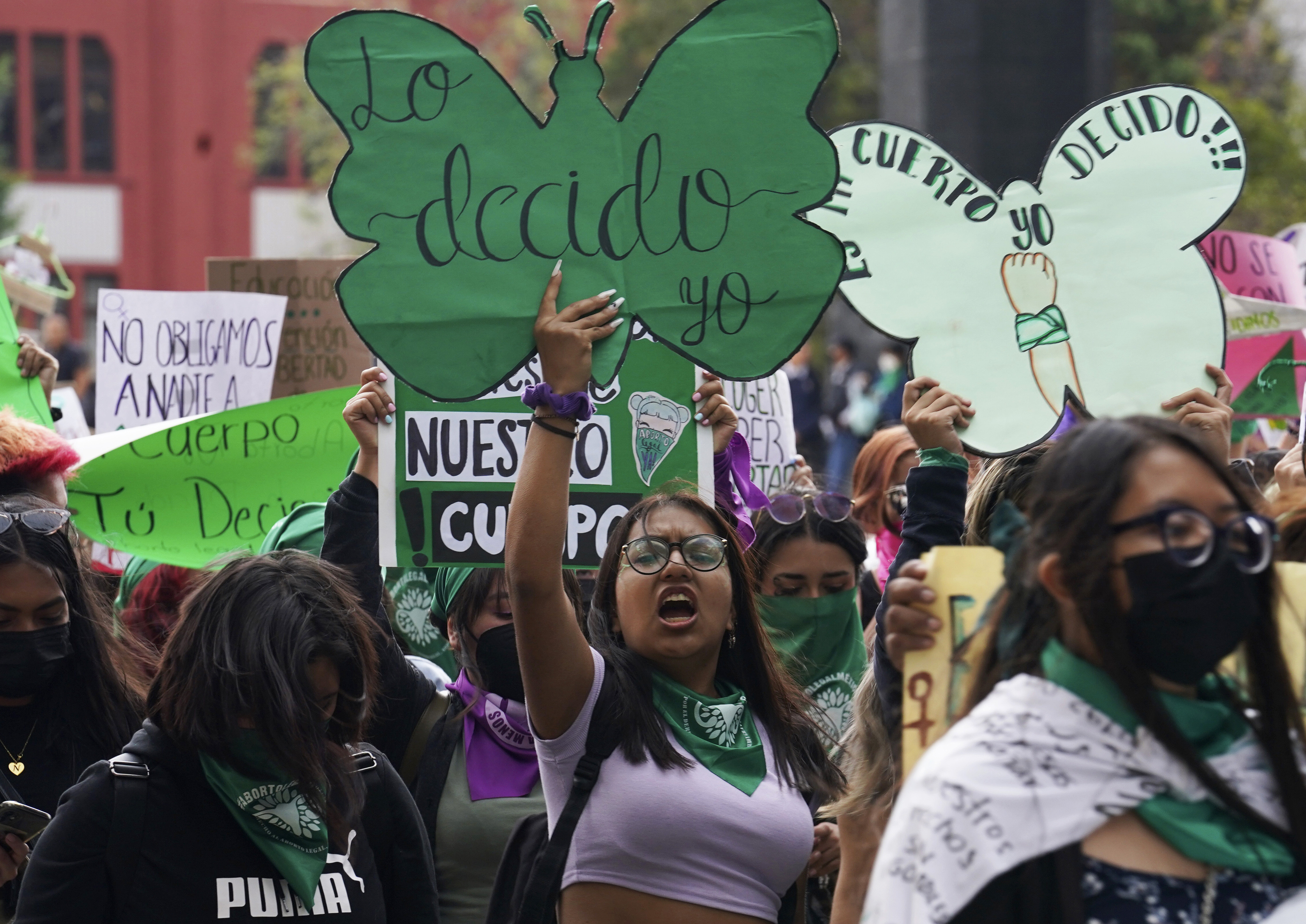 ‘세계 안전한 낙태의 날’인 28일(현지시간) 멕시코 수도 멕시코시티에서 여성들이 합법적인 낙태를 요구하는 행진에 동참하고 있다. 2022.9.28 AP 연합뉴스