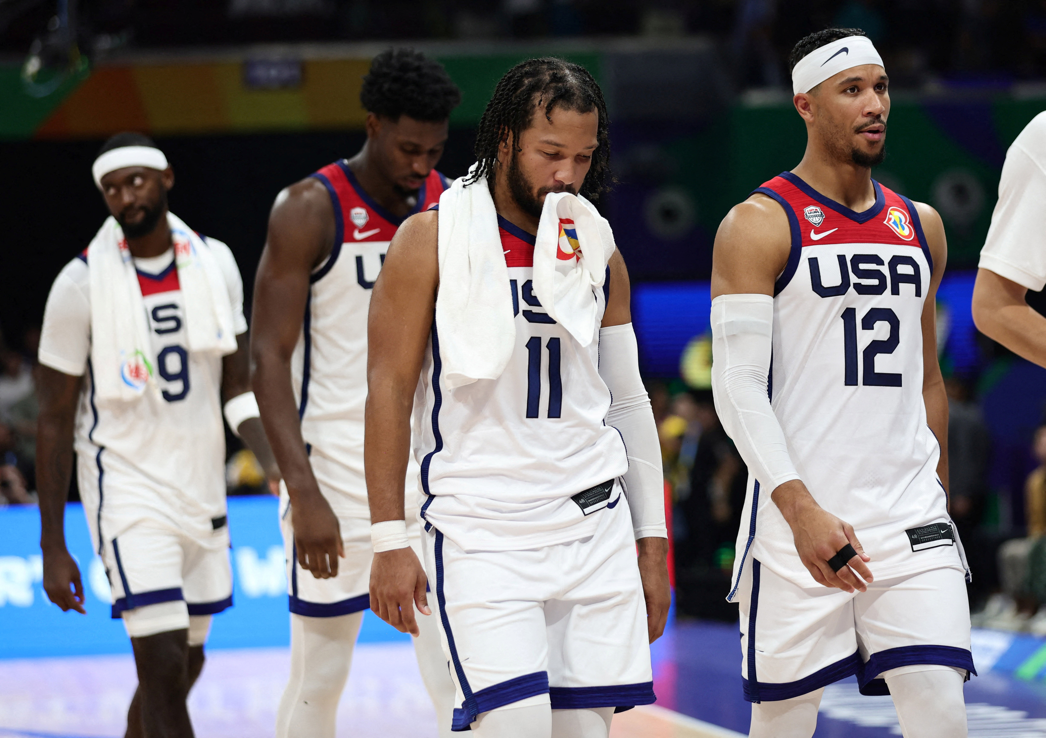 9일(한국시간) 농구 월드컵 4강에서 독일에 패해 결승 진출이 좌절된 미국 선수들이 허탈한 표정을 짓고 있다. 로이터 연합뉴스