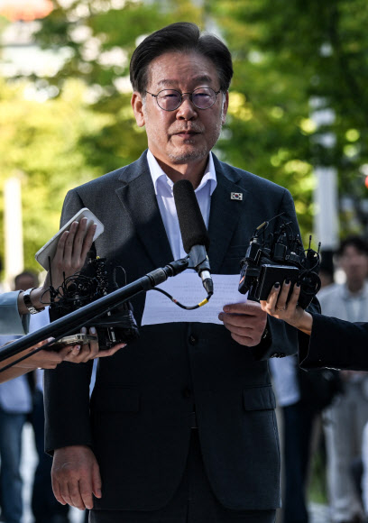 이재명 더불어민주당  대표가 ‘쌍방울그룹 대북 송금’ 의혹 관련 피의자 신분으로 조사를 받기 위해 9일 오전 경기 수원시 영통구 수원지방검찰청으로 출석, 입장문을 발표하고 있다. 공동취재단.