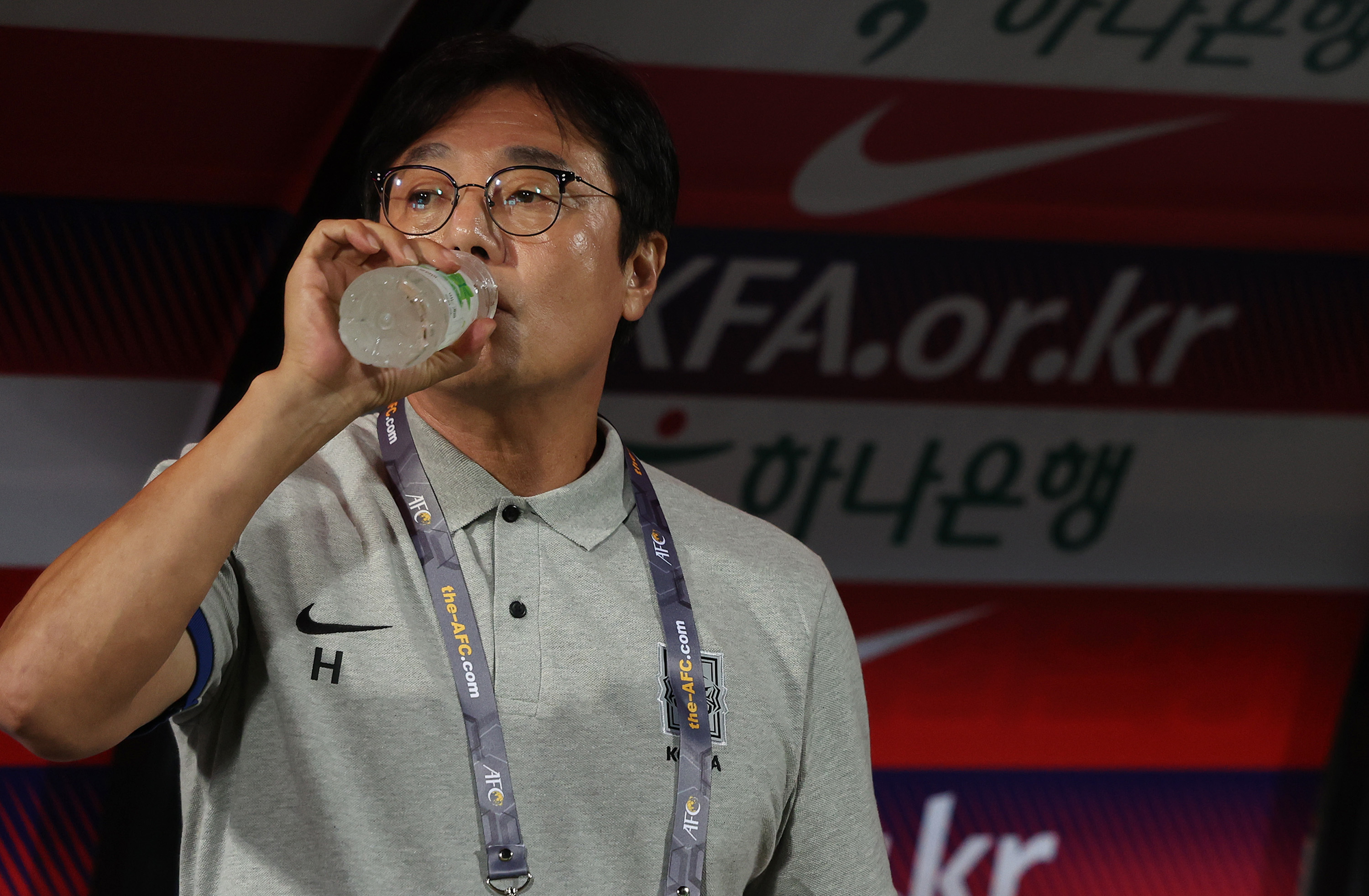 물 마시는 황선홍 감독  지난 6일 오후 창원축구센터에서 열린 2024 아시아축구연맹(AFC) 23세 이하(U23) 아시안컵 예선 B조 1차전 대한민국과 카타르의 경기. 황선홍 대표팀 감독이 경기에 앞서 물을 마시고 있다. 2023.9.6 창원 연합뉴스