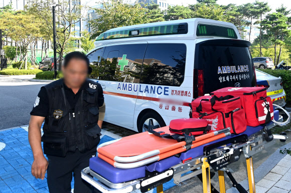 이재명 더불어민주당 대표가 ‘쌍방울 그룹 대북 송금’ 의혹 관련 피의자 신분으로 조사를 받기 위해 검찰에 출석하는 9일 오전 경기 수원시 영통구 수원지방검찰청으로 의료진과 들것이 들어가고 있다.  검찰은 이 대표의 건강 상태를 고려해 의료진과 구급차를 배치했다. 공동취재