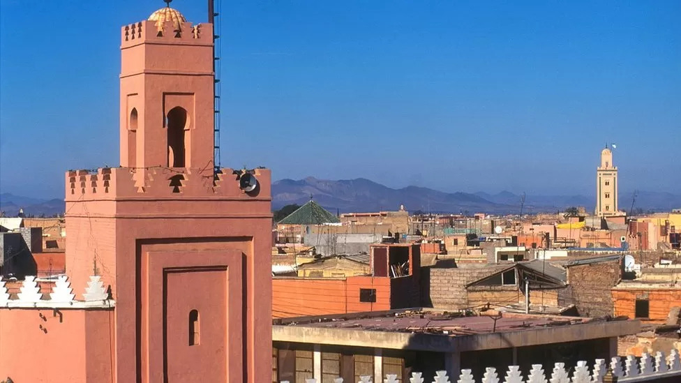 모로코의 역사 유적 도시로 우리에게도 친숙한 마라케시 옛 시가지 모습. 오른쪽 멀리 보이는 것이 마라케시의 지붕으로 불리던 쿠투비아 모스크의 미나렛(첨탑)인데 이번 강진에 일부가 손상된 것으로 알려졌다.  AFP 자료사진