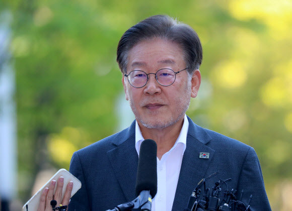 더불어민주당 이재명 대표가 ‘쌍방울 그룹 대북 송금’ 의혹 관련 피의자 신분으로 조사를 받기 위해 9일 오전 경기도 수원시 영통구 수원지방검찰청으로 출석하고 있다. 2023.9.9. 공동취재